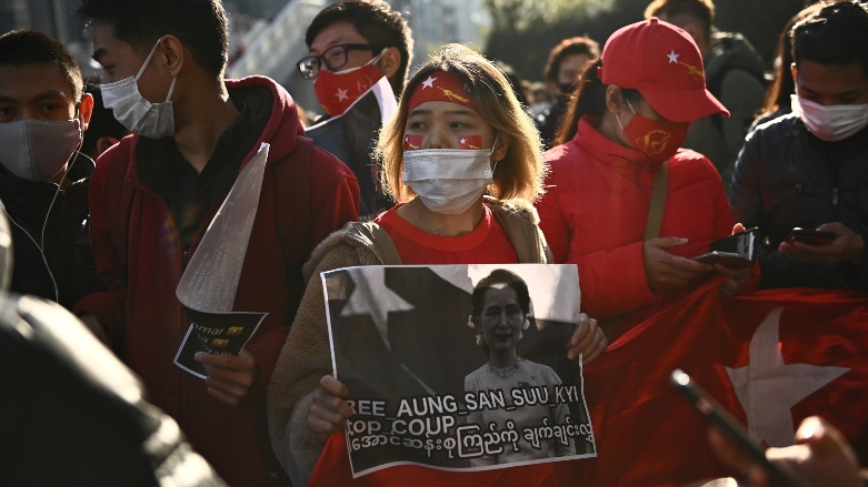 ژمارەیەک چالاکوانی میانمار لەبەردەم بارەگای نەتەوە یەکگرتووەکان لە تۆکیۆ خۆپیشاندان دەکەن لەدژی کودەتاکە، وێنە: AFP